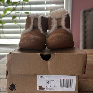 Toddler girl, UGGs size 6